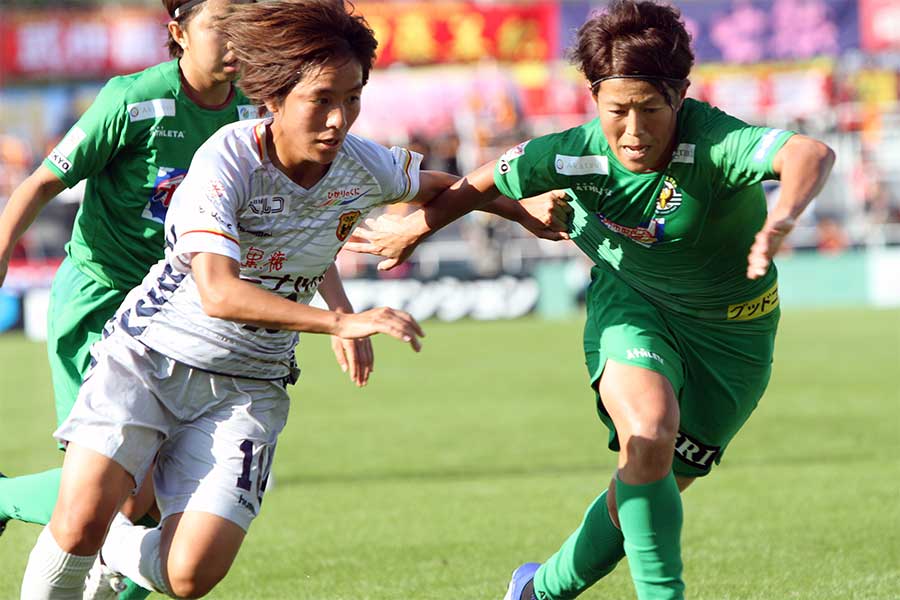 INAC神戸のFW岩渕真奈（左）【写真：Football ZONE web】