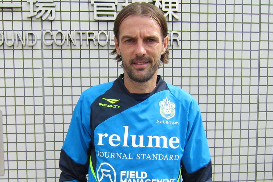 「これは個人的な見解ですが…」と前置きし、自身が広島に加入した当時の森崎との思い出を語ってくれた【写真：Football ZONE web】