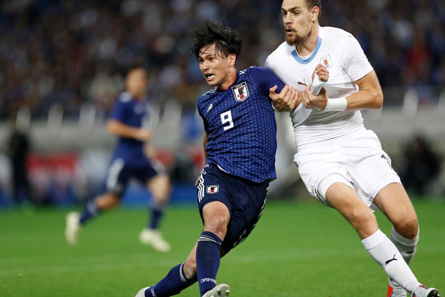 体格で敵わなくても、相手の力を吸収し、反発力を利用する方法。それを象徴するシーンはウルグアイ戦でも見せてくれた【写真：田口有史】