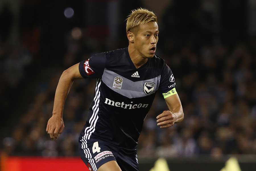 先制ゴールを決めた本田【写真：Getty Images】