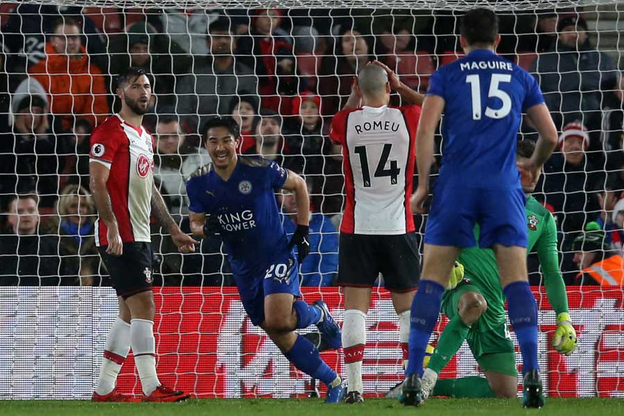 2017年12月13日のサウサンプトン戦、日本代表の同僚DF吉田麻也の目の前で2ゴールを奪取した岡崎【写真:Getty Images】