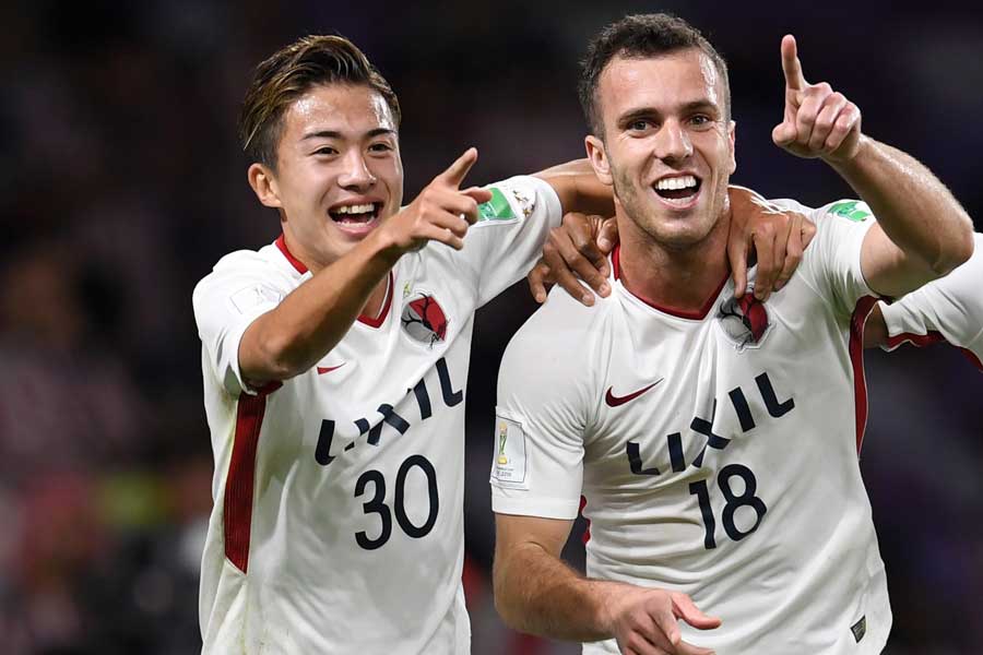 ドリブルで存在感を放った安部(左)を称賛【写真：Getty Images】