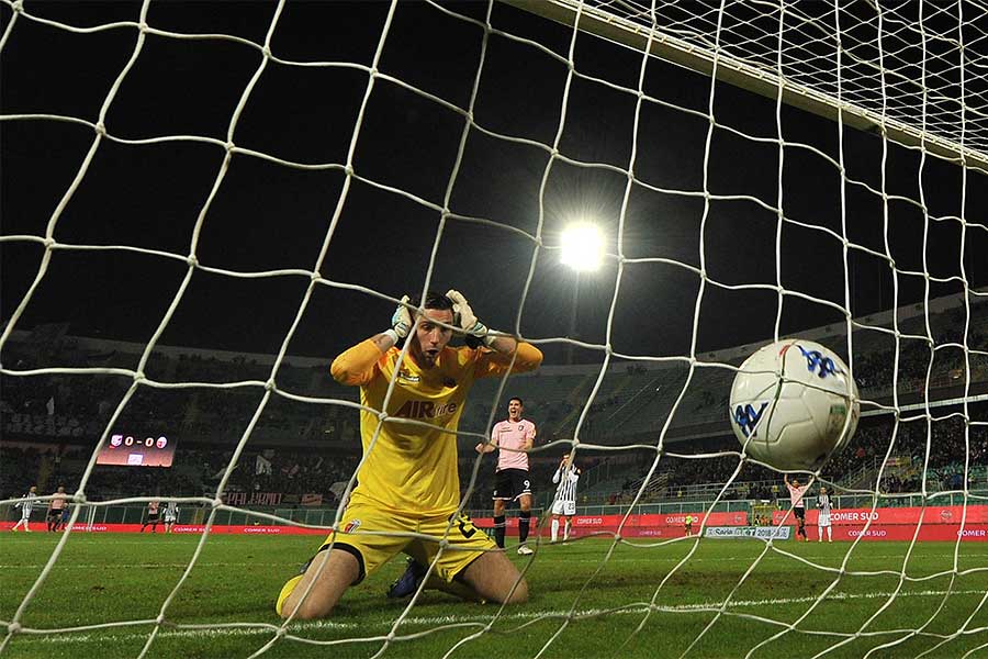 U-23ウルグアイ代表のGKアルアバレナが痛恨のミス（写真はイメージです）【写真：Getty Images】