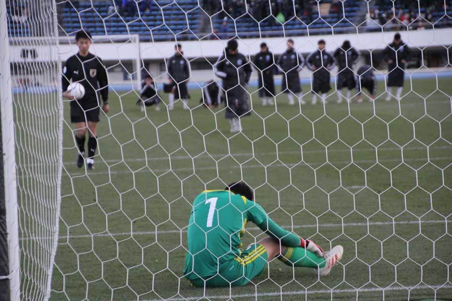 駒澤大高GK宮崎は、「PKを止めることができなかった」と自らを責めていた【写真：Football ZONE web】