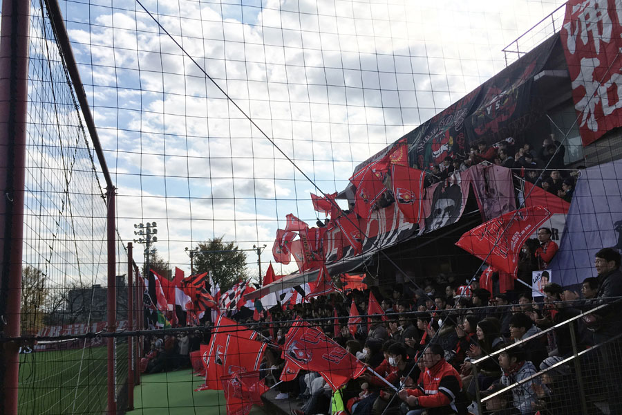 浦和サポーター800人 天皇杯決勝の前日練習に集結 We Are Reds コールで選手鼓舞 Football Zone Web フットボールゾーンウェブ