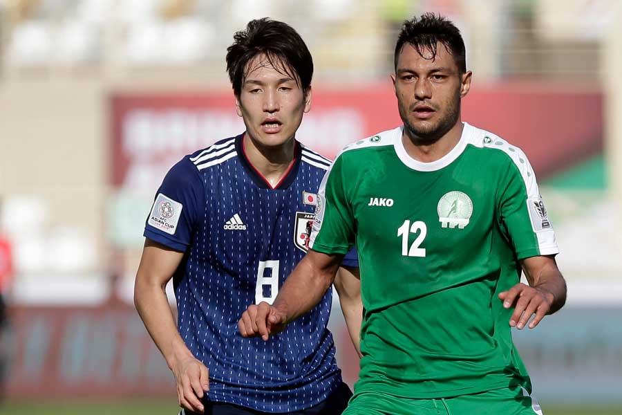 前半の苦戦について「やりたいサッカーに固執し過ぎた」と原口元気が語った【写真：AP】