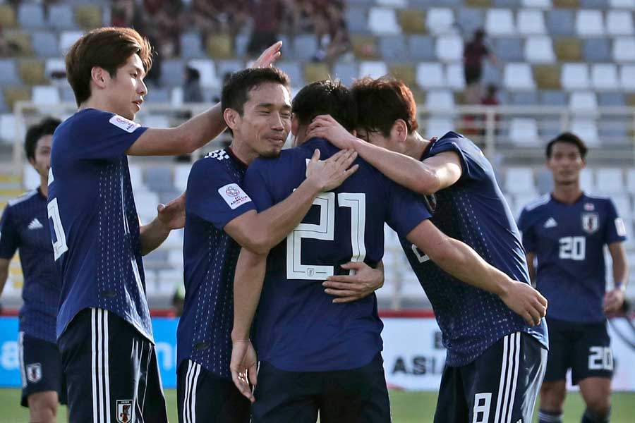 前後半でがらりと姿を変えた日本は、苦戦をしながらも勝利をもぎ取った【写真：AP】