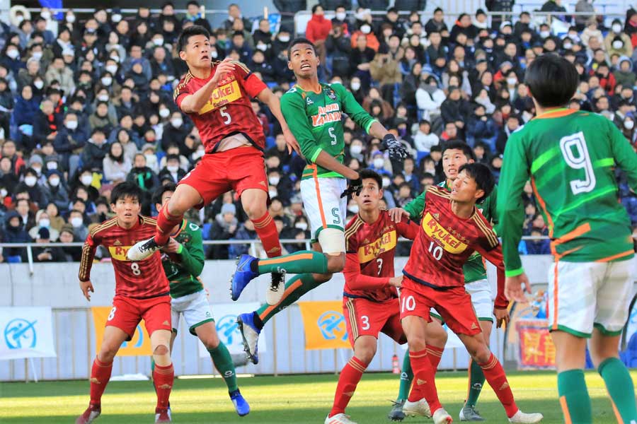 ヘディングで競り合う流通経済大柏DF関川（左）と青森山田DF三國（右）【写真：Noriko NAGANO】