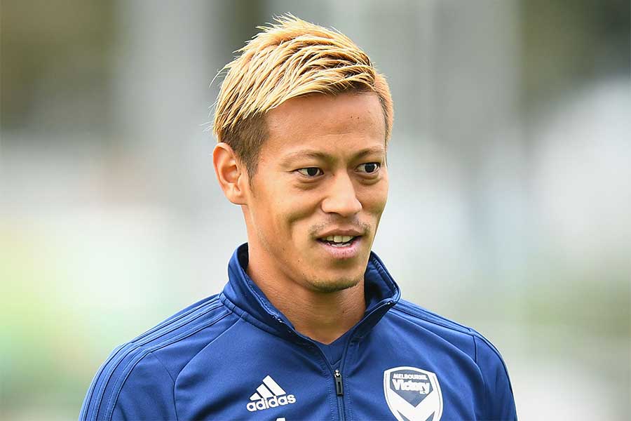 本田圭佑 モデル級の夏服コーデ 珍しいヒゲ顔を公開 隠し撮り風 の5枚に反響 フットボールゾーン