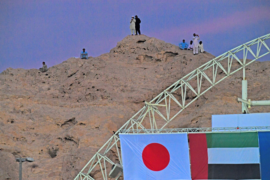 まさに特等席 白熱の日本対ウズベキスタン戦 50m級岩山頂上からファンが盗み見 フットボールゾーン