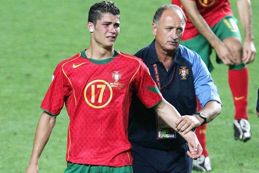 04年のEURO決勝、開催国のポルトガルはギリシャに0-1で敗れて準優勝に終わった【写真：Getty Images】