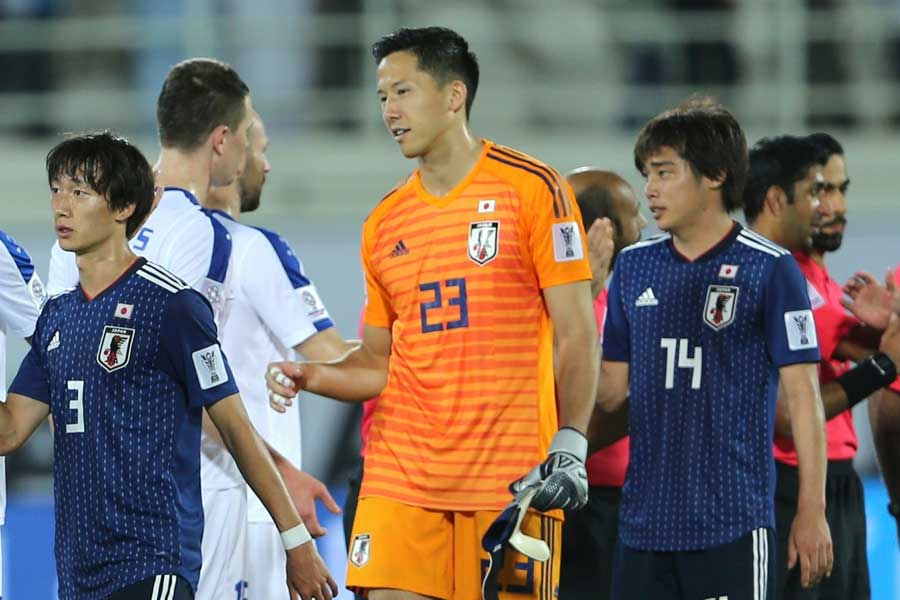 日本代表のGKシュミット・ダニエル(中央)【写真：AP】