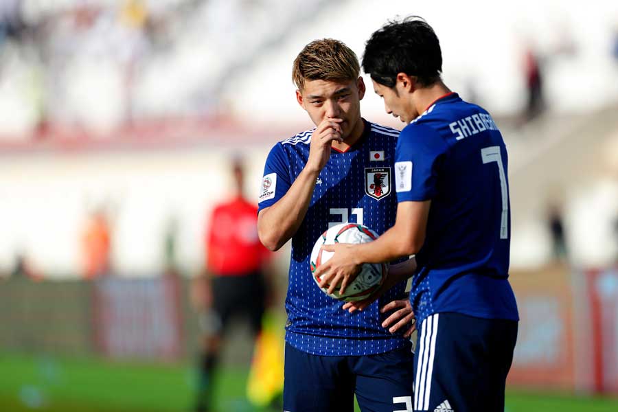 MF堂安（左）とMF柴崎（右）が話し合う様子【写真：Yukihito Taguchi】