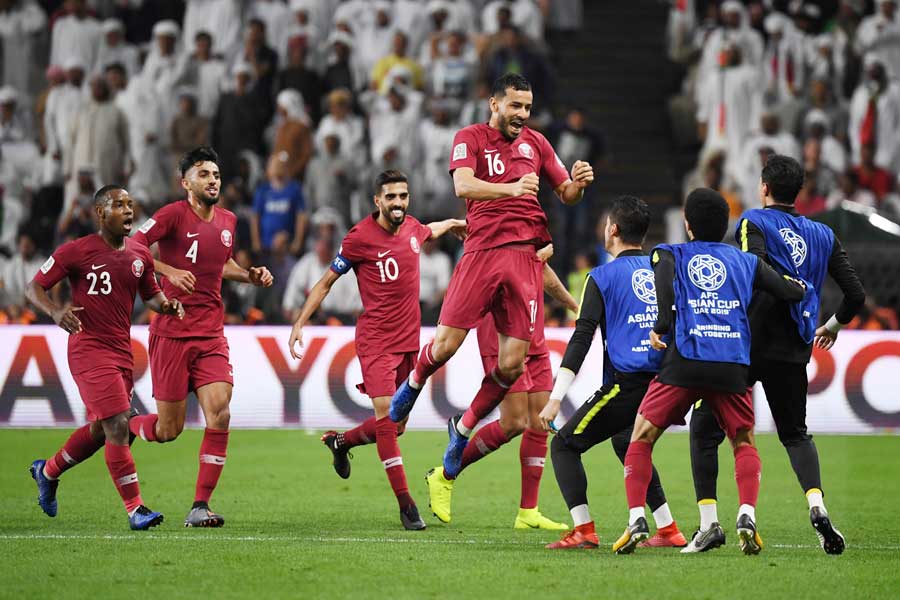 カタールが開催国UAEを破って決勝進出を決めた【写真：AP】
