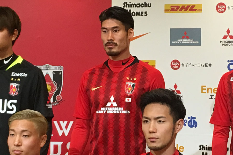 浦和レッズに加入したDF鈴木大輔（写真中央）【写真：Football ZONE web】