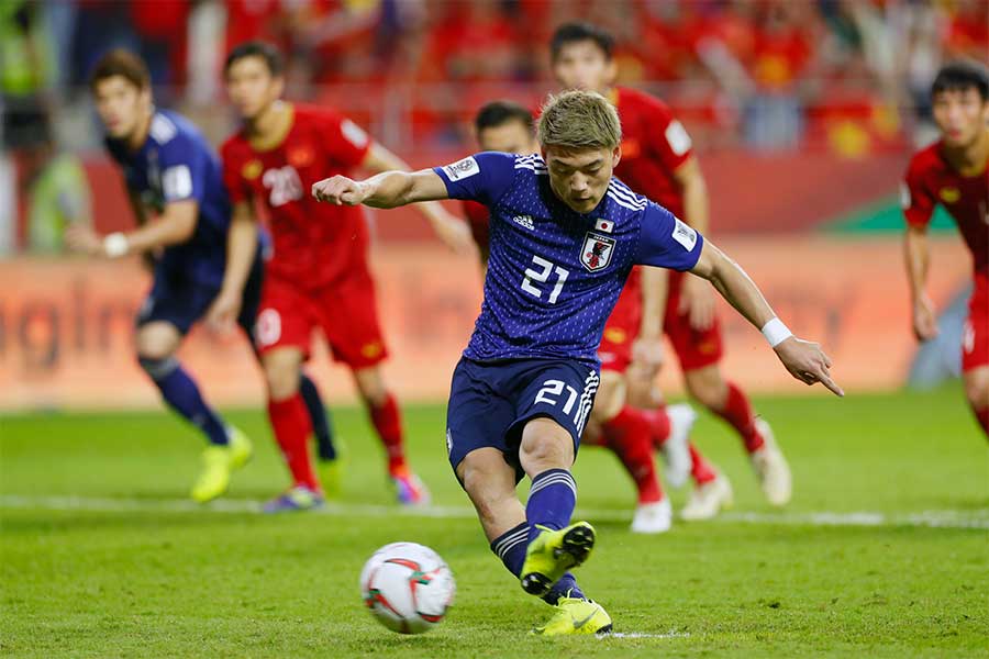 決勝PKを沈めたMF堂安【写真：Yukihito Taguchi】