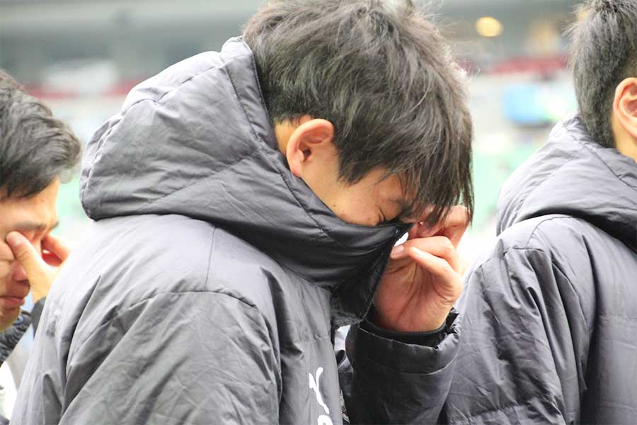試合後にはベンチコートに顔を埋めて涙するシーンも見られた【写真：Football ZONE web】