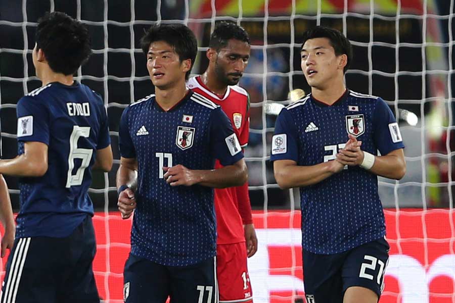 長友の目には、北川(中央)のプレーがどこか遠慮がちに見えているようだ【写真：AP】