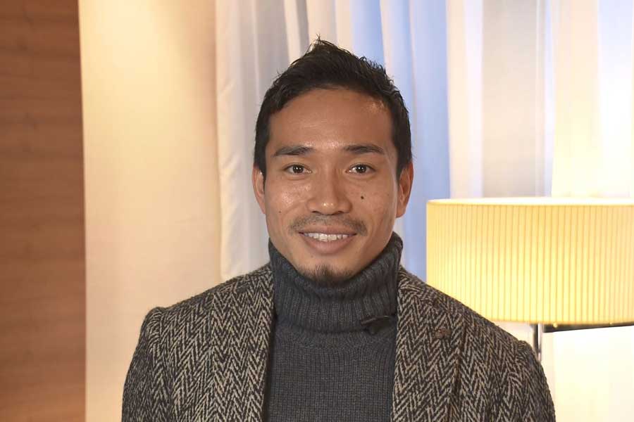 「DAZN」のインタビューに応じた長友【写真:DAZN】