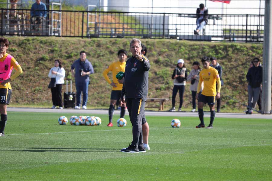 チームを率いるオリヴェイラ監督【写真:轡田哲朗】