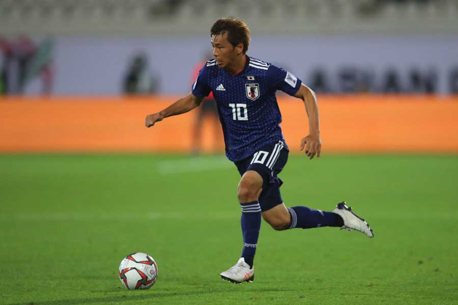 後半44分からの出場となったMF乾【写真：Getty Images】