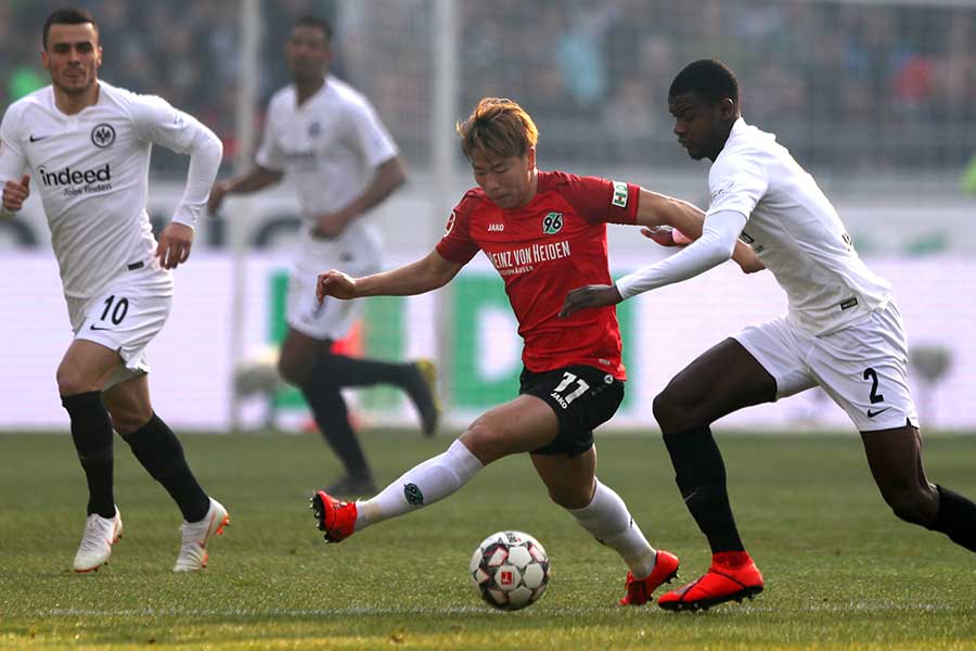 フランクフルト戦で、4試合ぶりにスタメン出場を果たした浅野【写真：Getty Images】