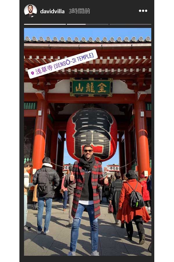 神戸の元スペイン代表FWビジャ、浅草寺の雷門前で1人ポーズを取って観光ショット【画像：公式インスタグラムのスクリーンショットです】