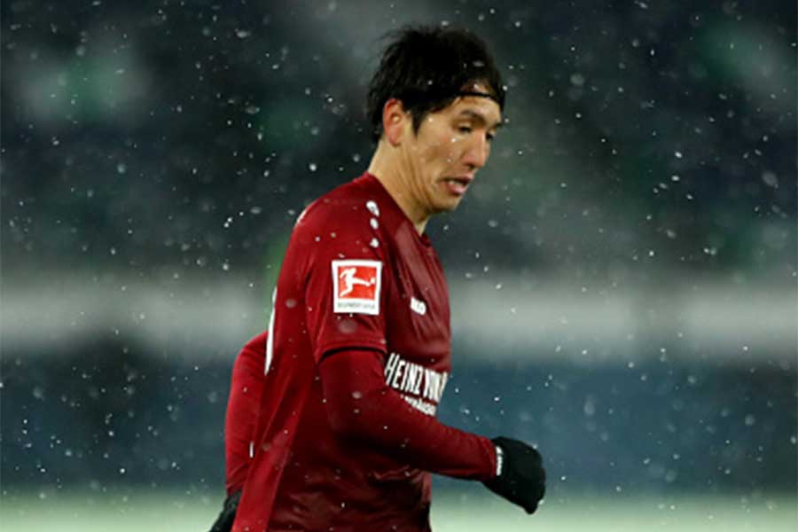 原口のシュートが雪の影響でゴールライン上で止まるまさかの事態となった【写真:Getty Images】