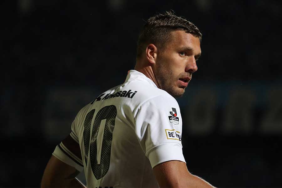 ポドルスキがG大阪戦で豪快な左足ボレーを叩き込んだ【写真：Football ZONE web】