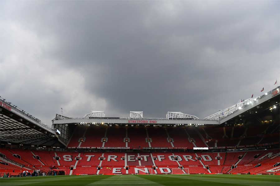 試合前にもマンuを襲った崩壊劇 猛烈な暴風雨で突如観客席に生じた 滝 が話題に フットボールゾーン