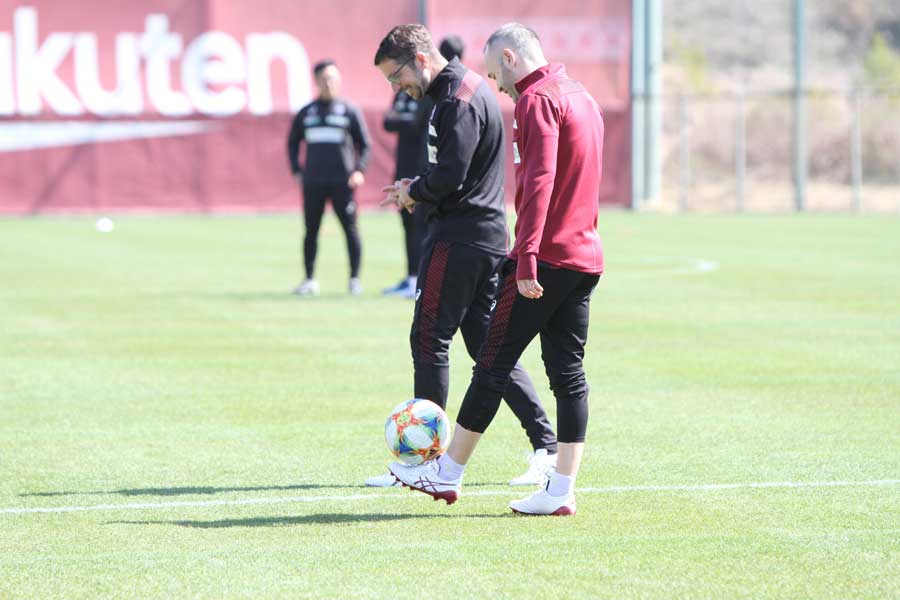 イニエスタのサッカーに対する姿勢について「どんな時も手を抜かない」と語ってくれた【写真:Football ZONE web】