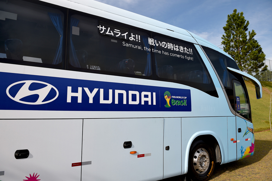 2014年ブラジルW杯でチームバスに描かれた日本のスローガン【写真：Getty Images】