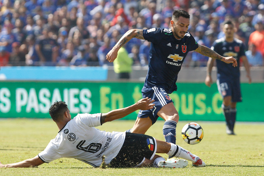 意表を突くアクロバティック弾を決めた元チリ代表のFWピニージャ(右)【写真:Getty Images】
