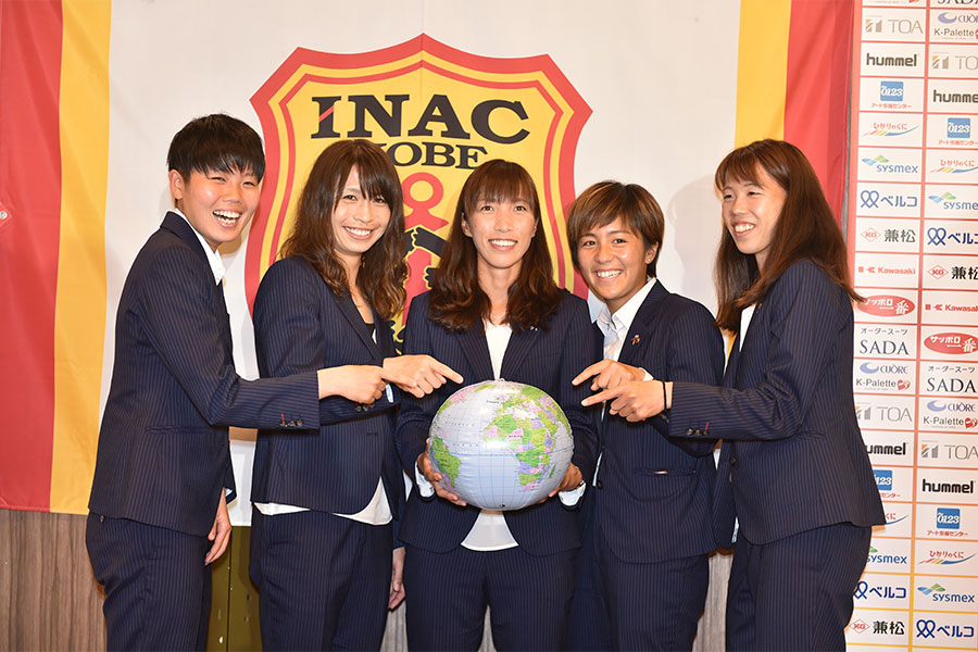 INAC神戸からは（左から）三宅、鮫島、中島、岩渕、杉田の5選手が選ばれた【写真：©T.INOUE】