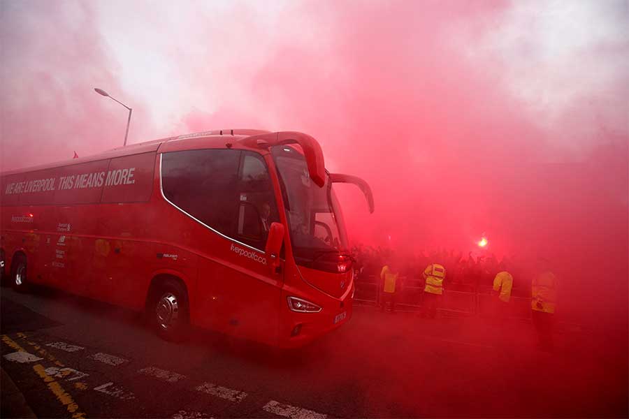 試合前には大勢のサポーターがスタジアムを取り巻いていた【写真：AP】