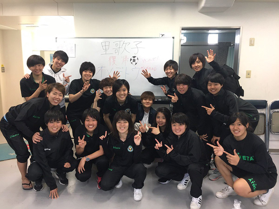 ベレーザのチームメートが小林の復帰を祝福した【写真提供:TOKYO VERDY】
