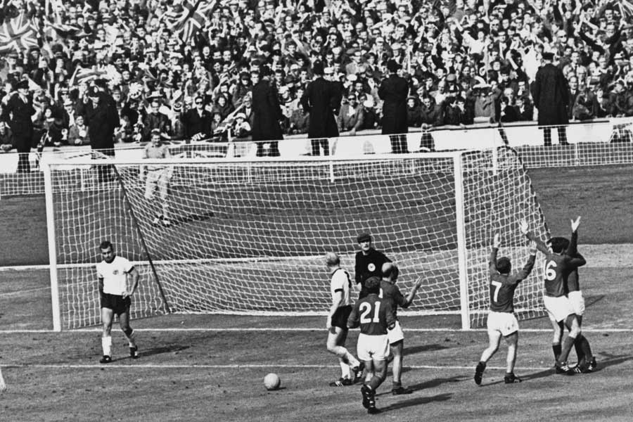 1966年W杯決勝、主審はジェフ・ハーストの“疑惑のゴール”を認めた【写真：Getty Images】