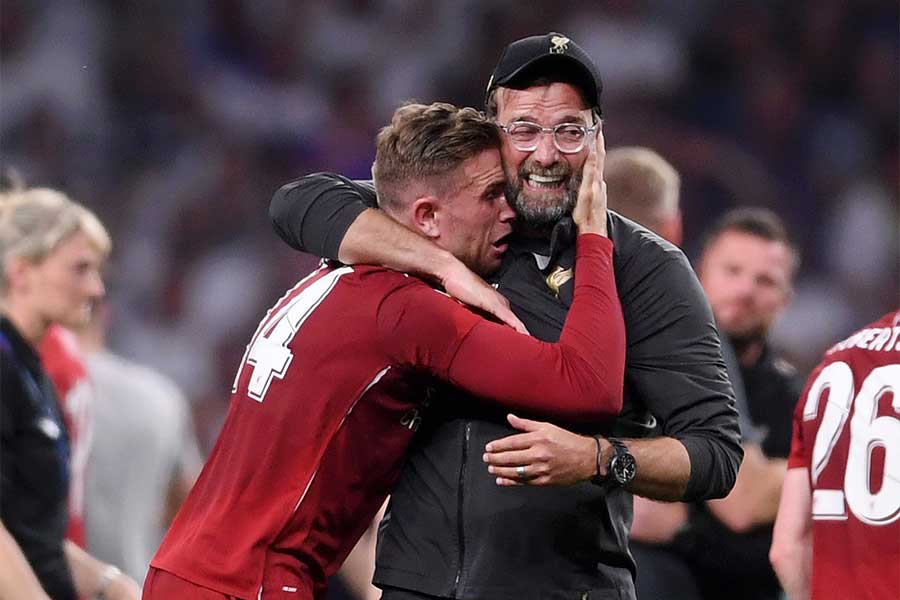 クロップ監督と喜びを分かち合うMFヘンダーソン【写真：Getty Images】