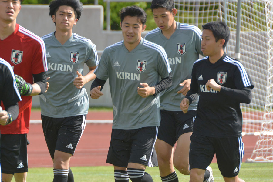 U-20日本代表DF菅原由勢（中央）【写真：林遼平】