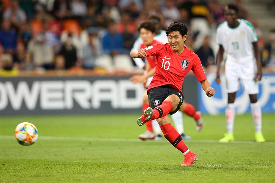 この試合で1得点2アシストの活躍を見せたイ・ガンイン【写真：Getty Images】