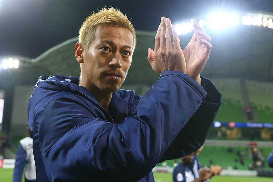 カンボジア代表の実質的な監督を務める本田圭佑【写真：Getty Images】