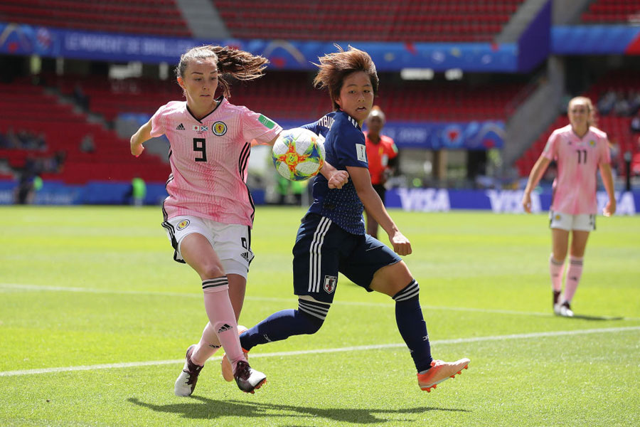 なでしこジャパンFW岩渕(右)【写真:Getty Images】
