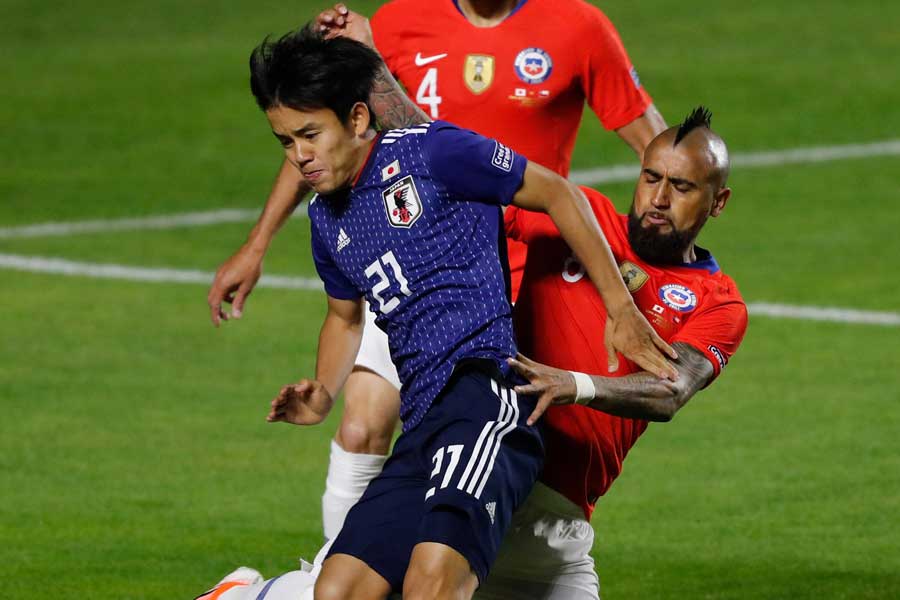 （左から）日本代表MF久保、チリ代表MFビダル【写真：AP】