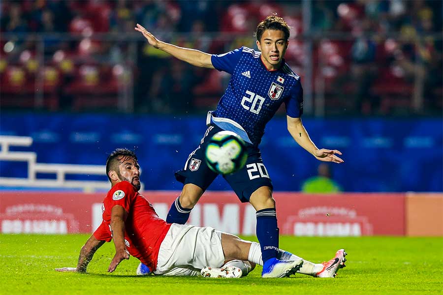 チリ戦の後半21分から途中出場を果たした安部【写真:Getty Images】