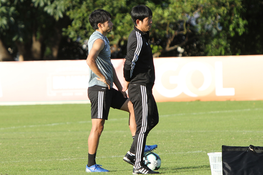 日本代表MF柴崎（左）と森保監督（右）【写真：Football ZONE web】