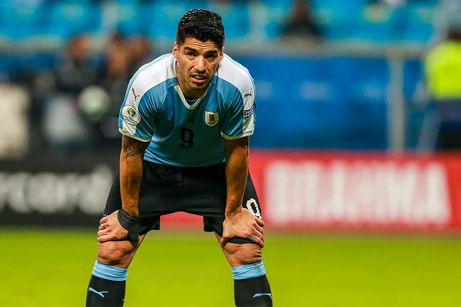 日本戦、精彩を欠いたエースFWスアレス【写真：Getty Images】