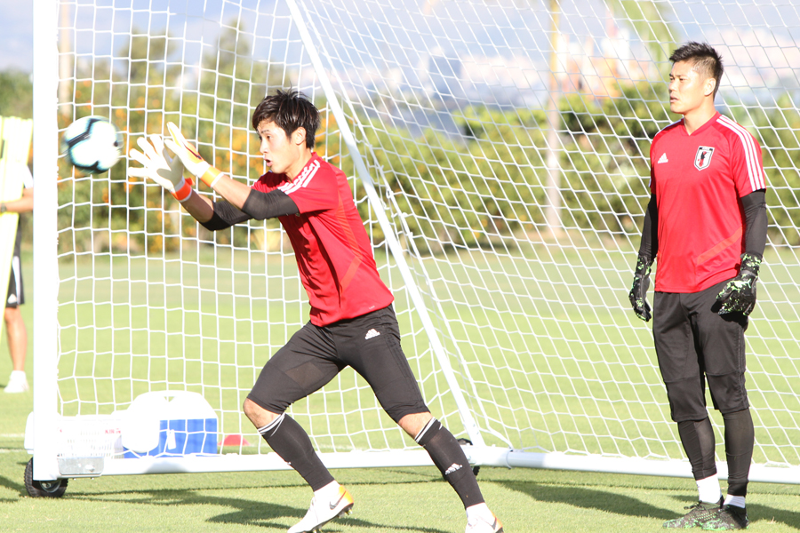 川島(右)から受けた刺激を成長に生かしたい【写真:Football ZONE web】