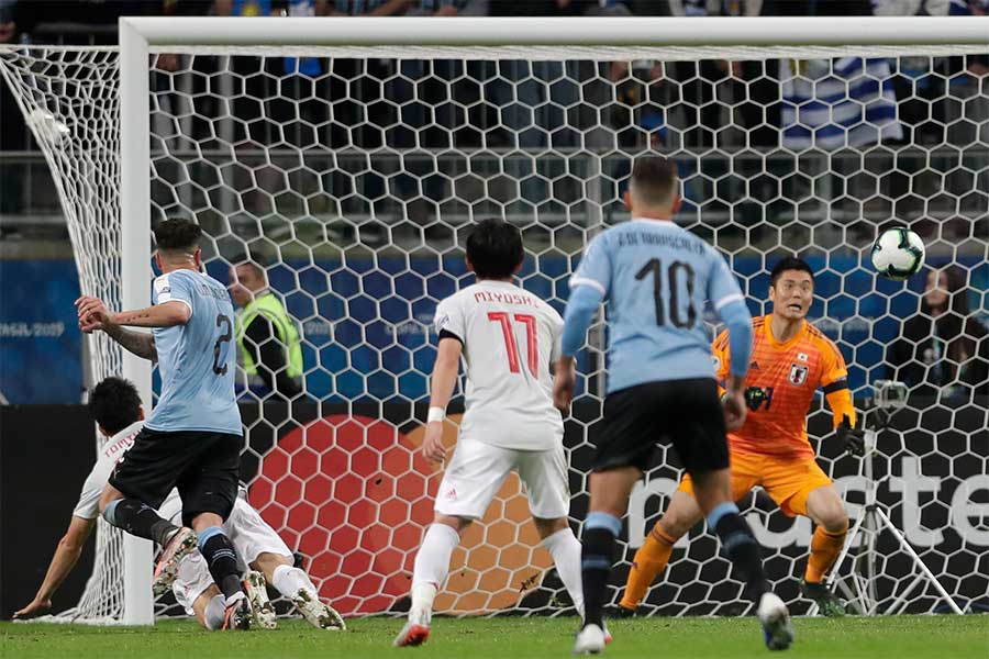 ウルグアイの左CKから冨安がDFヒメネスに競り負け、ヘディングでの同点弾を献上した【写真：AP】