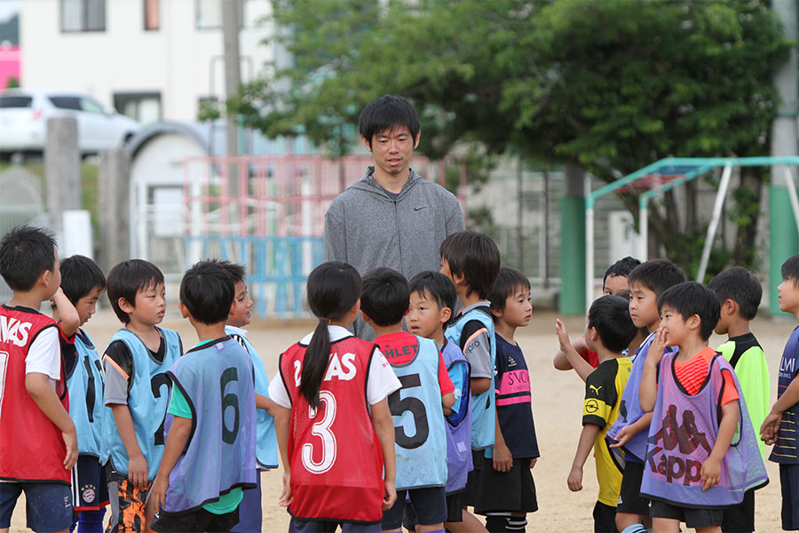 塩谷は広島時代から母校・大松小を訪問している【写真：Football ZONE web】