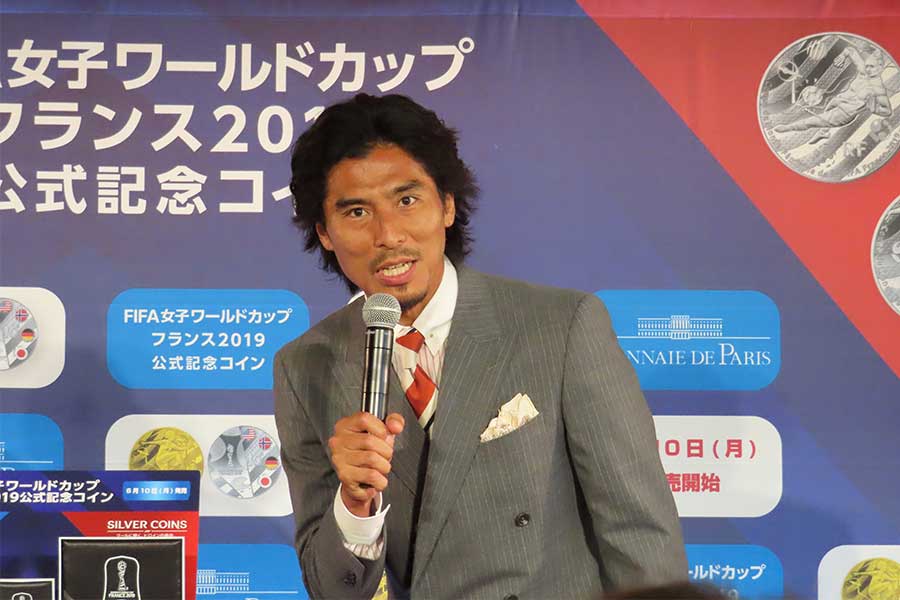 女子W杯公式記念コインの記者会見に登場した中澤氏【写真：Football ZONE web】